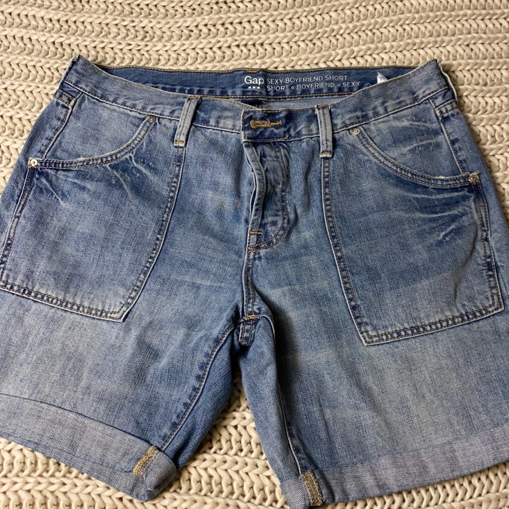 Gap button fly Jean short Size 10. Sexy boyfriend